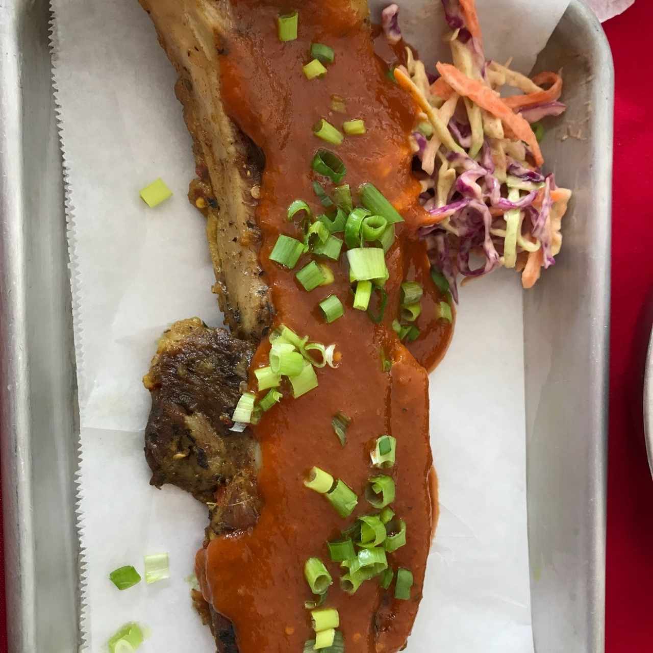 costilla acompañado con ensalada y arroz con guandú