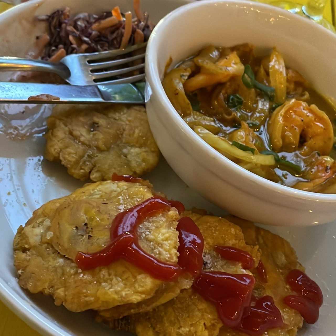 Camarones con coco y curry acompañado de Patacones