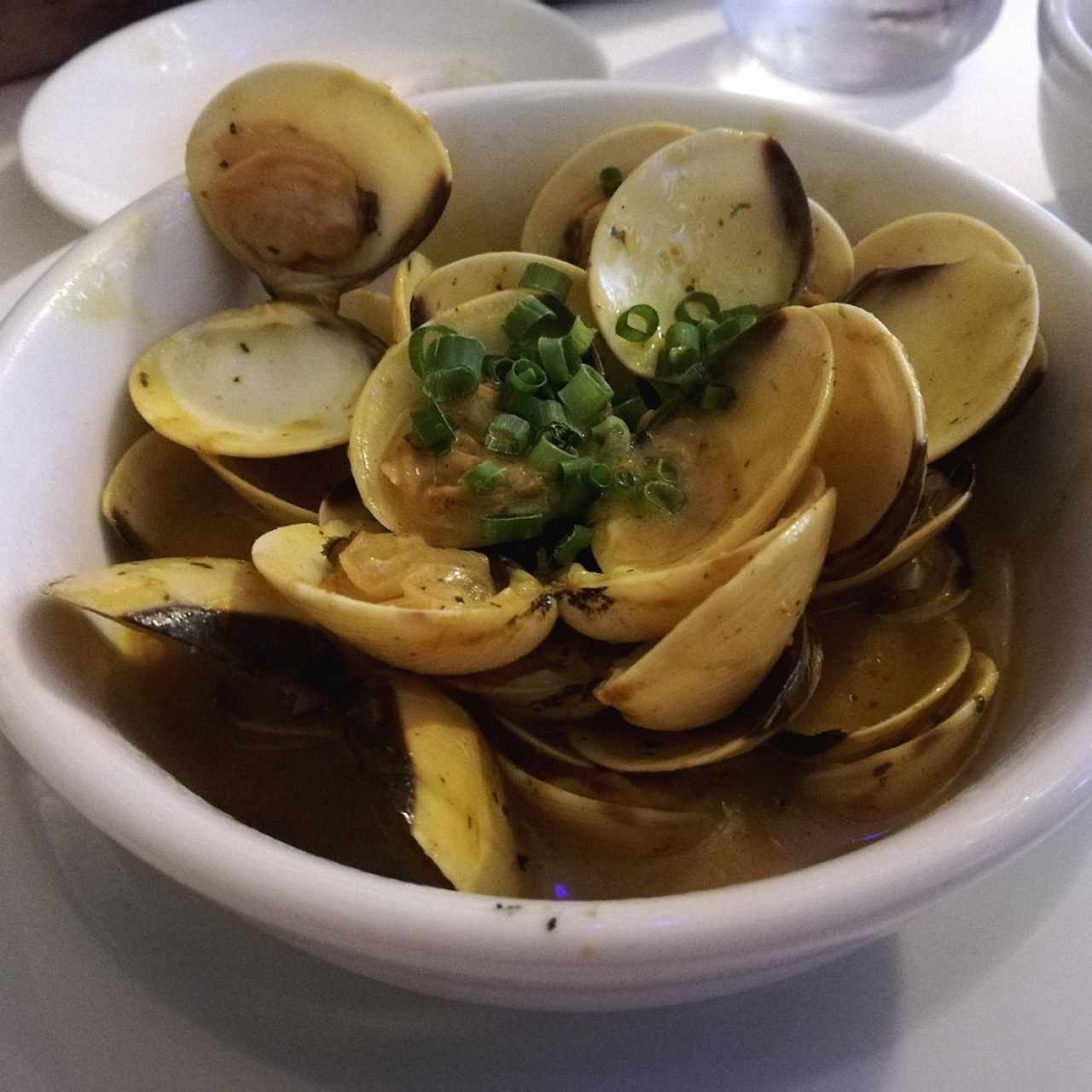 almejas en salsa de curry, jengibre y leche de coco