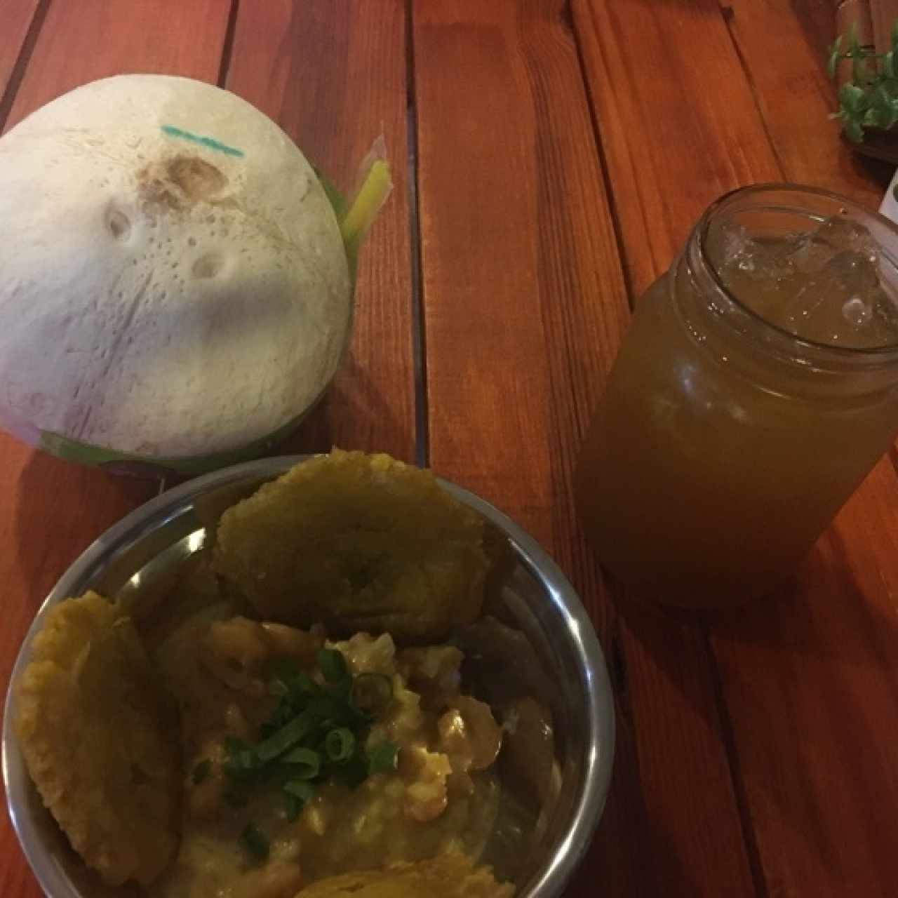 Coctel de camarones, agua de coco y limón con raspadura