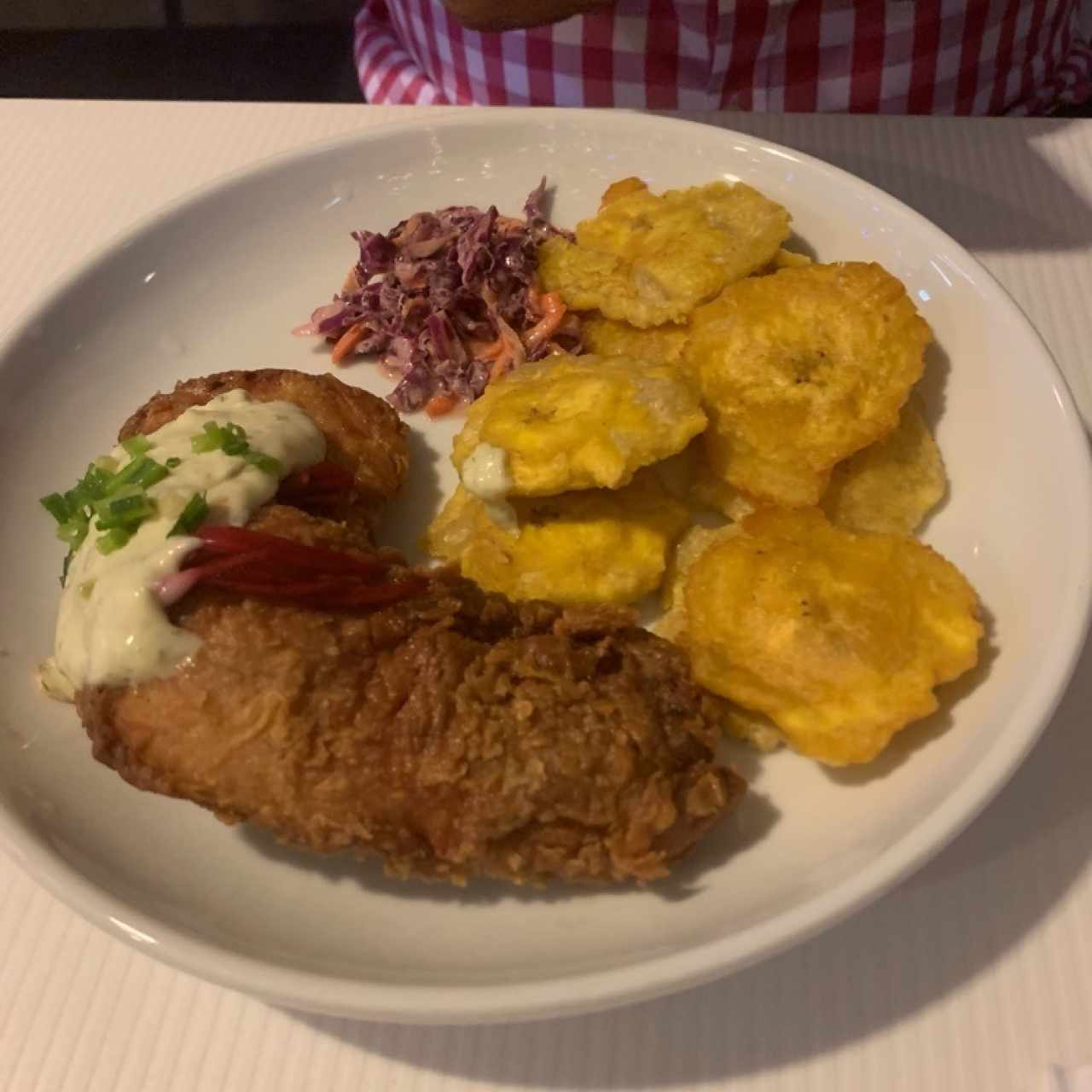 la pesca del dia. dorado frito apanado con patacones. una ensaladilla con un picante muy sabroso