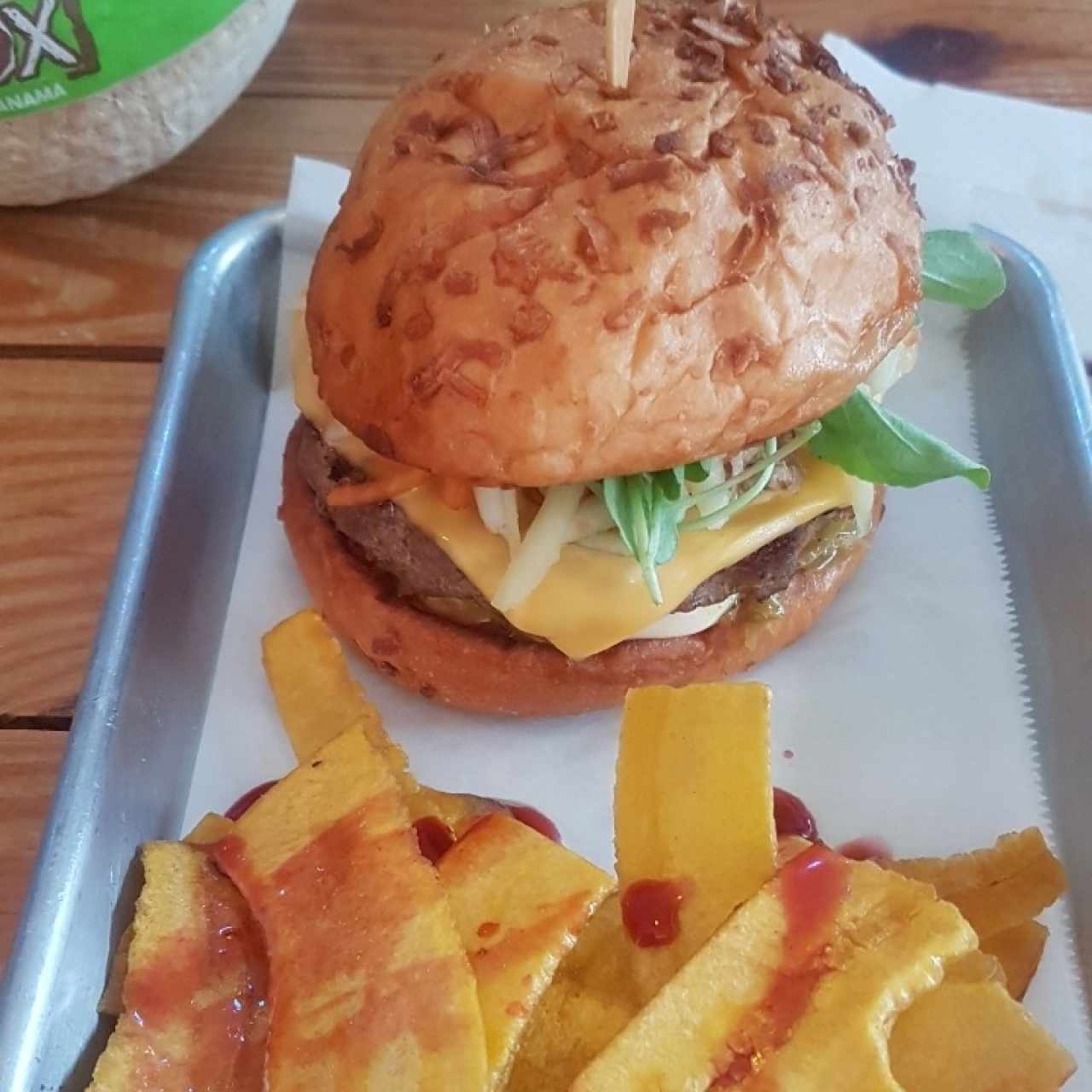 Hamburguesa Caribeña con chips de platano