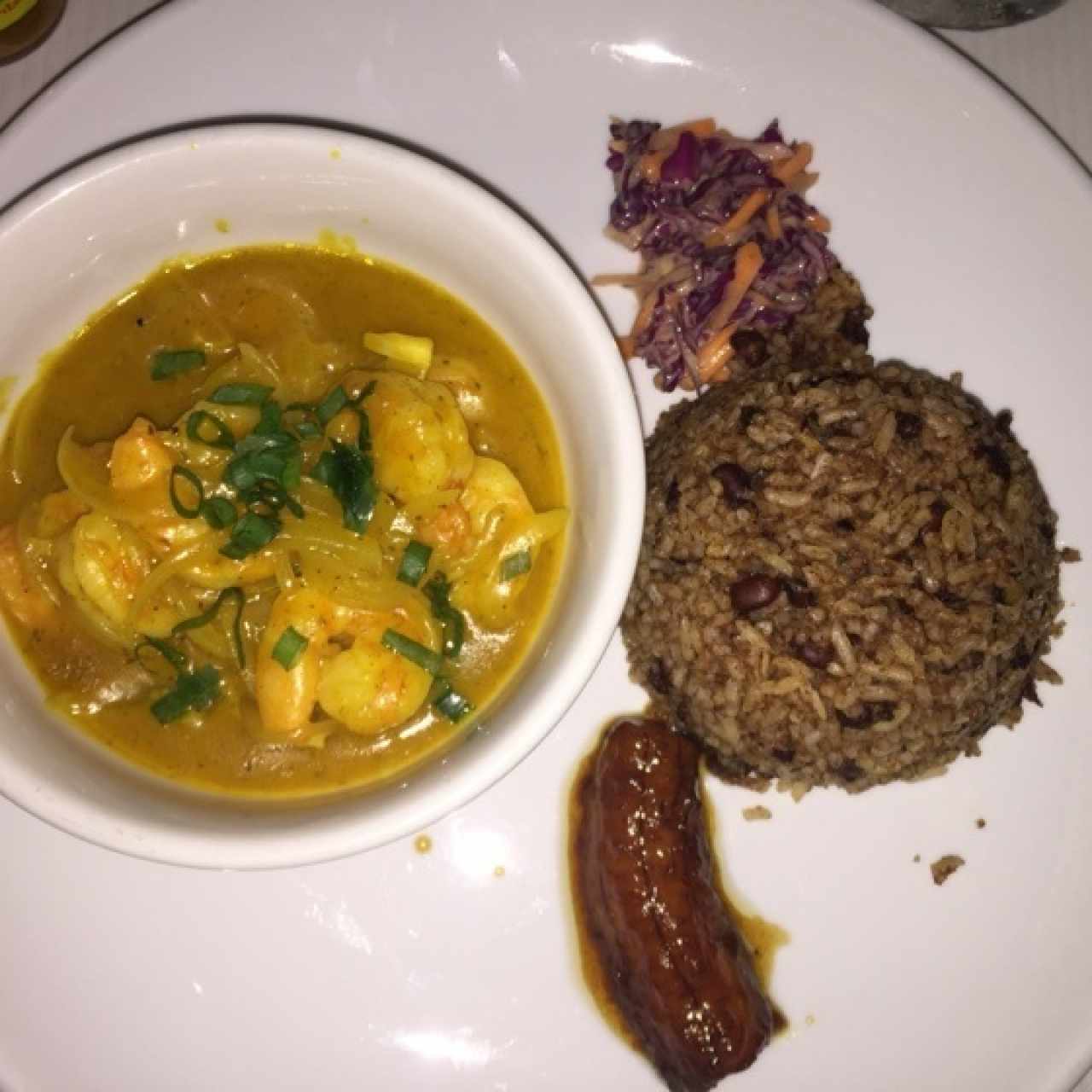 Camarones al curry y coco con arroz con coco y frijoles