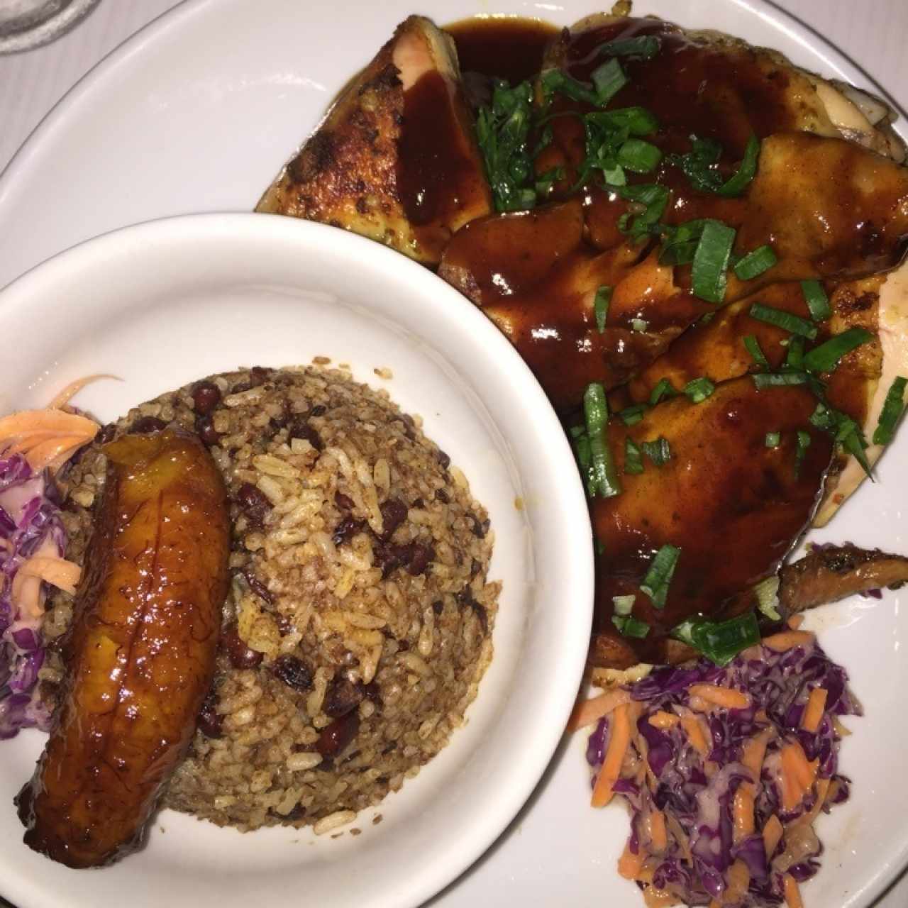 jerk pollo con arroz con coco y frijoles