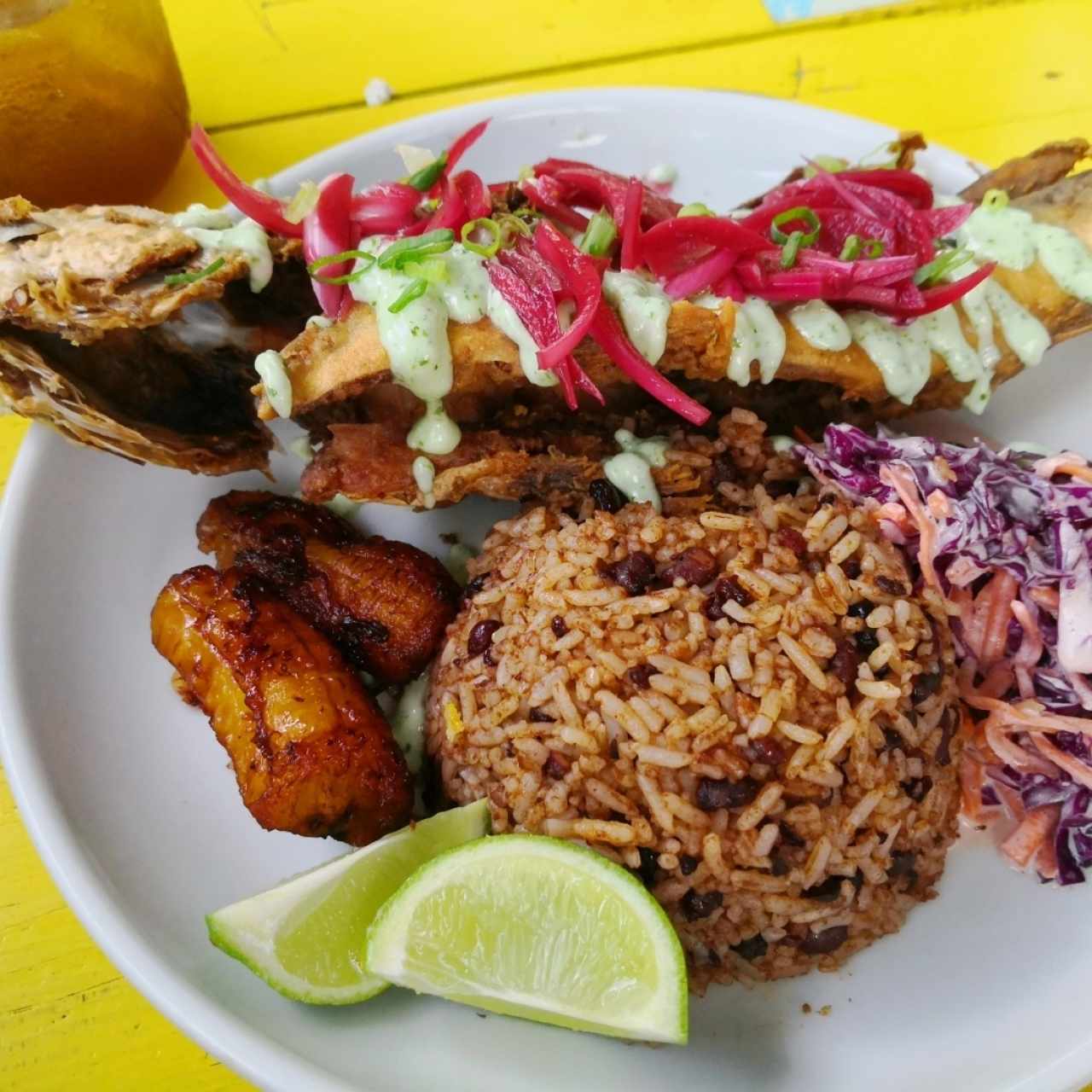 Pescado frito entero y arroz con coco