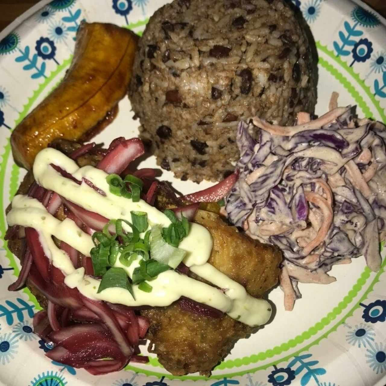 Costillitas con arroz con coco y platano