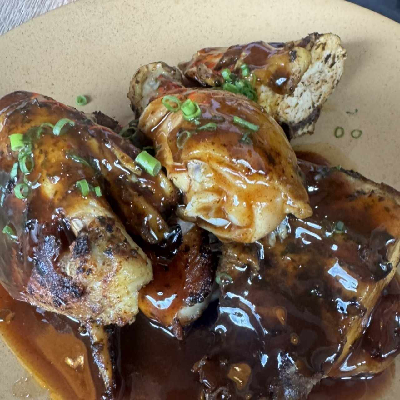 Porciones Grandes - Jerk Chicken Platter+Acompañamiento
