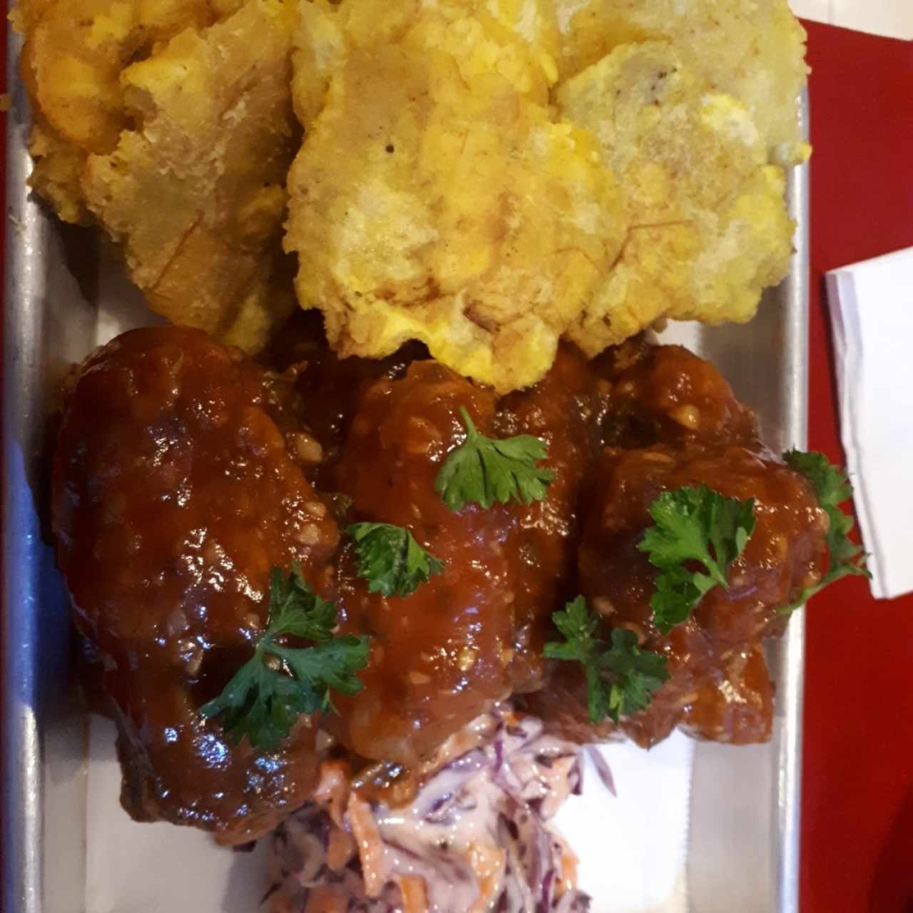 alitas de pollo con patacones