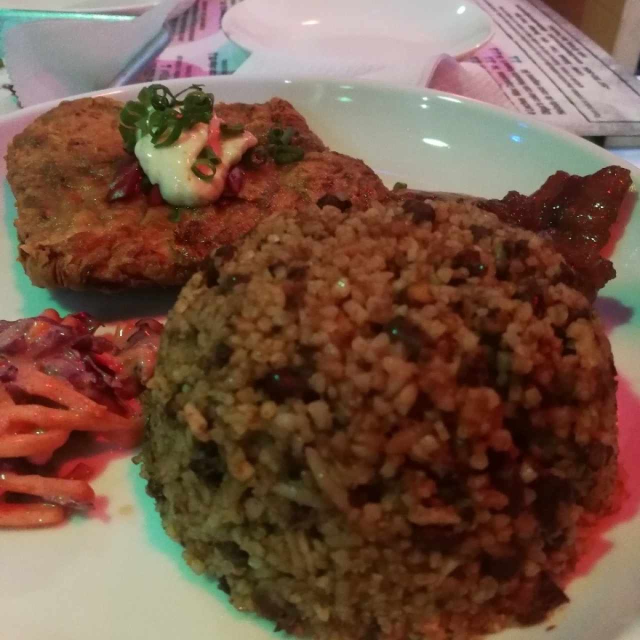 Pesca del día con arroz de coco