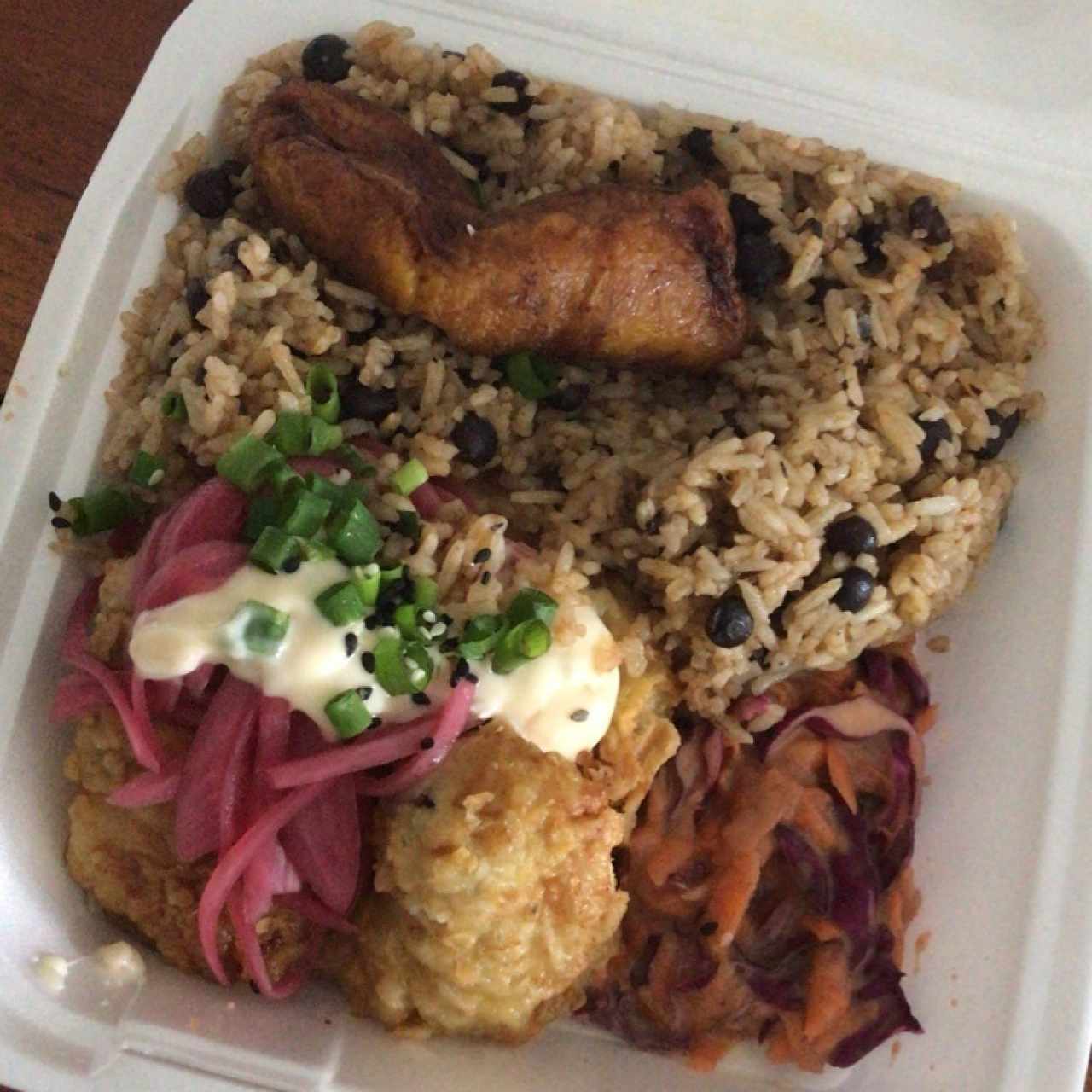 filete + arroz con guandú y coco + tajada y ensalada 