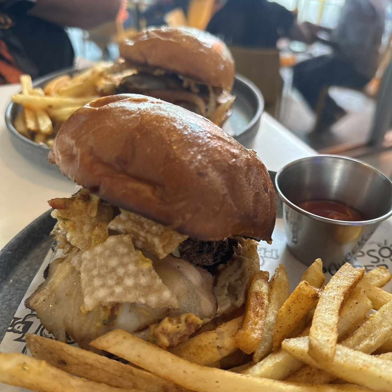 La Culeca con papas fritas y ketchup de guayaba 