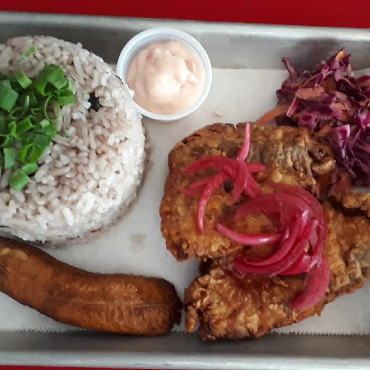 filete de pesca del día con arroz con coco y guandú (Dorado)