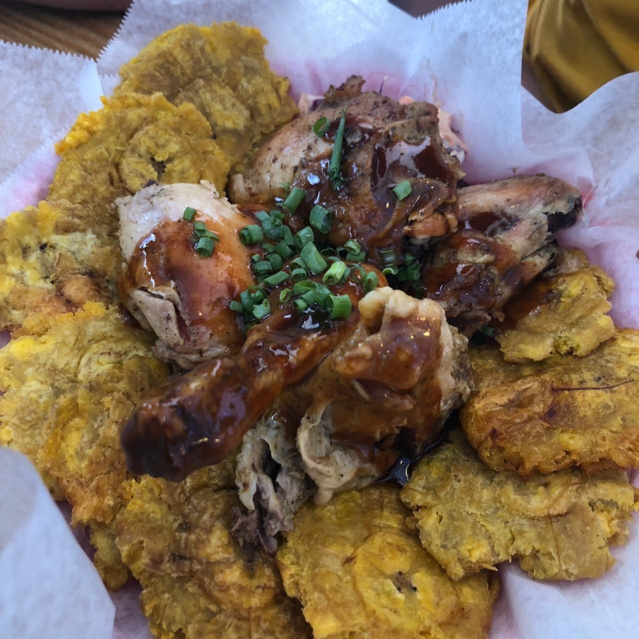 jerk chicken con patacones 