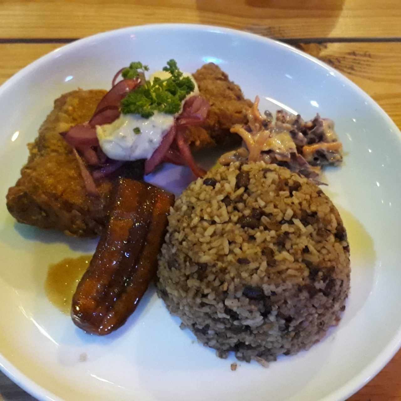 Pesca del Día (Filete Dorado, arroz con coco y frijol, plátano dulce y ensalada)