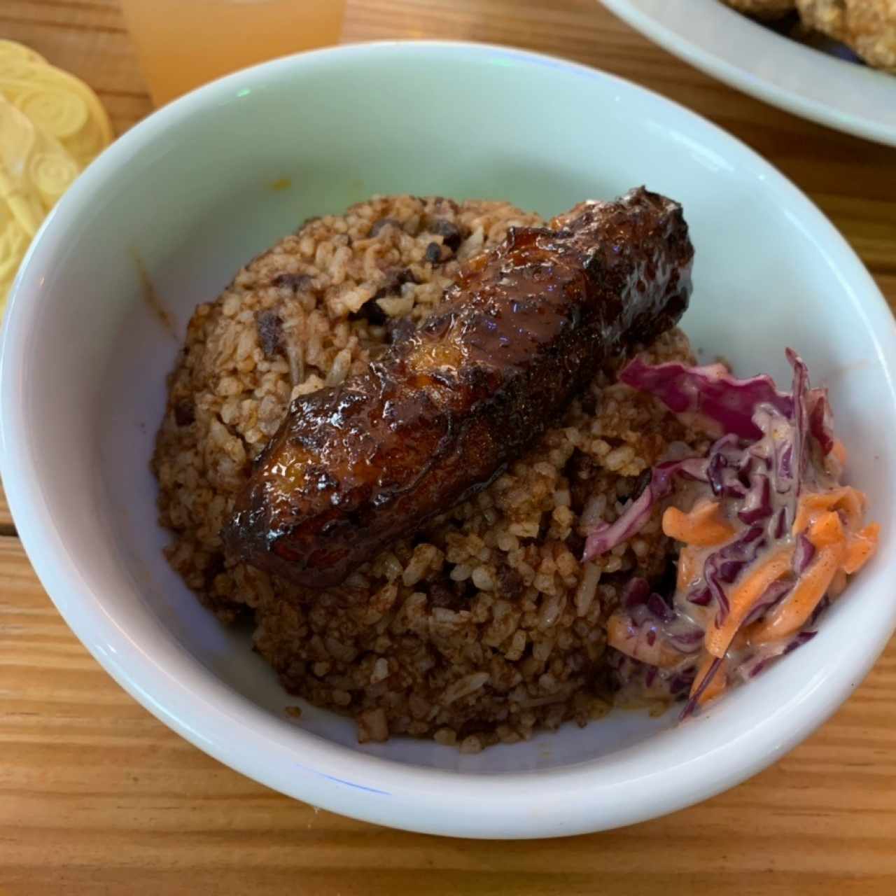 arroz con coco, frijoles y platano acompañado de una ensalada de repollo