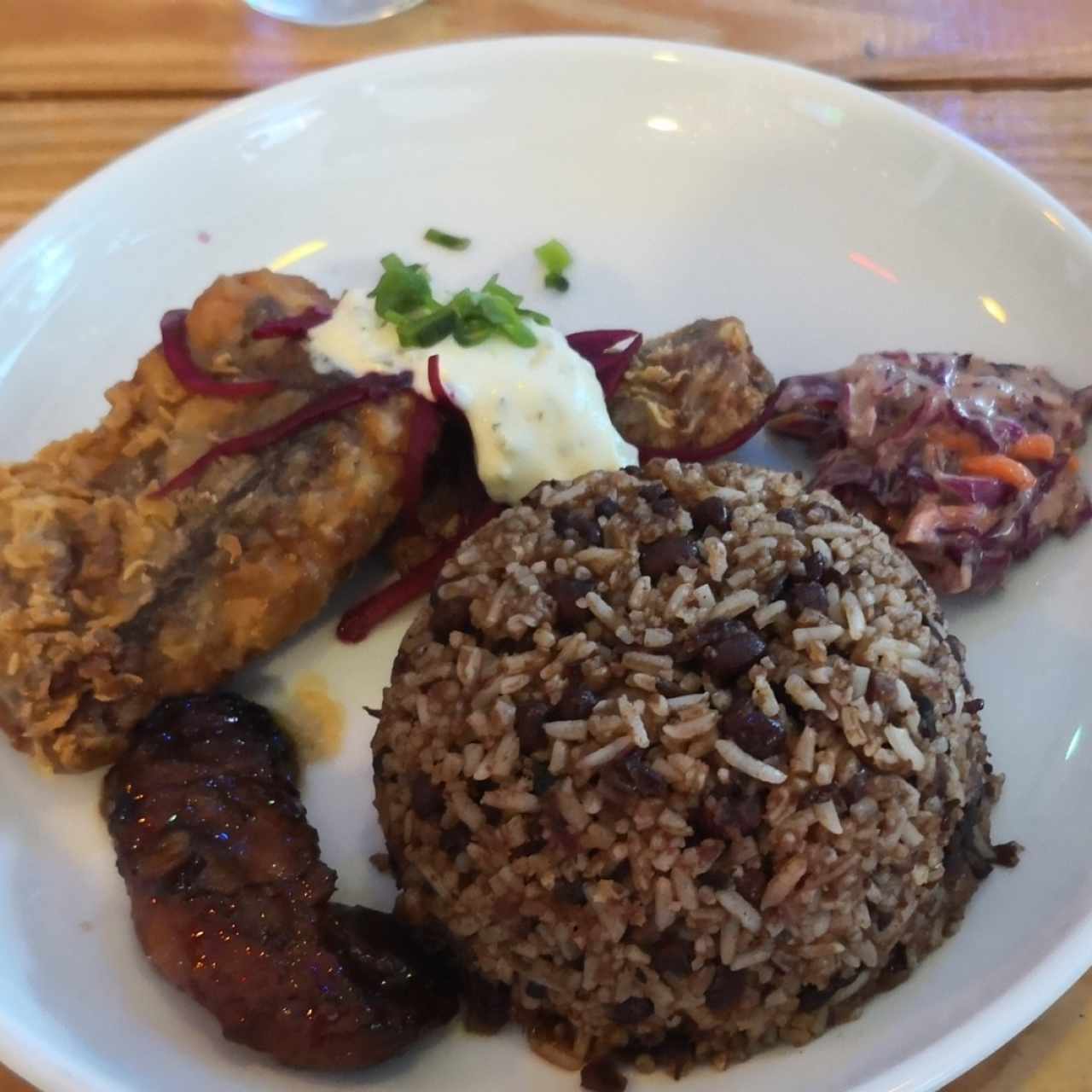 Pesca del día. pez dorado, arroz de coco, plátano y ensalada