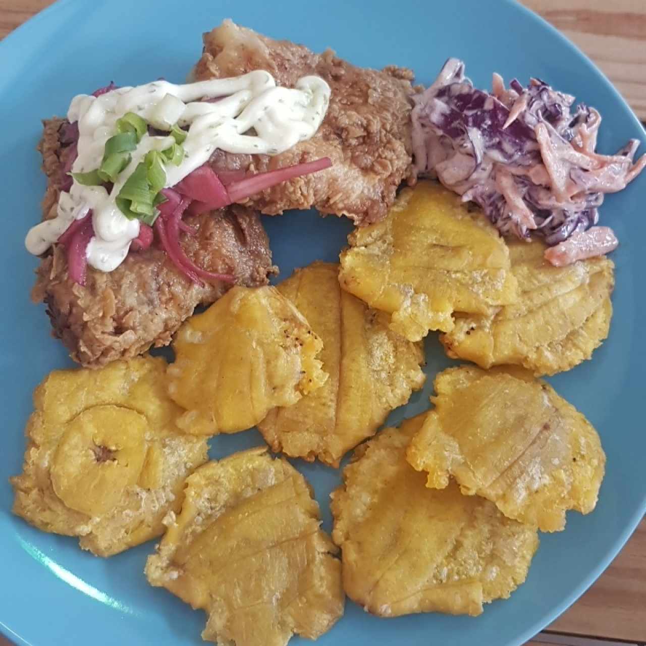 Pesca del dia (Filete de dorado) con Patacones