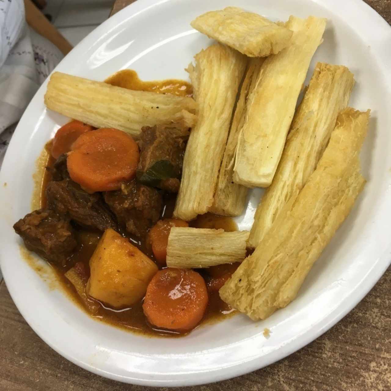 Carne Guisada con Yuca Frita 