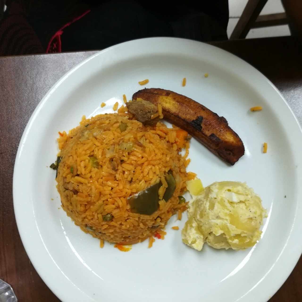 Arroz con puerco y ensalada de papas 