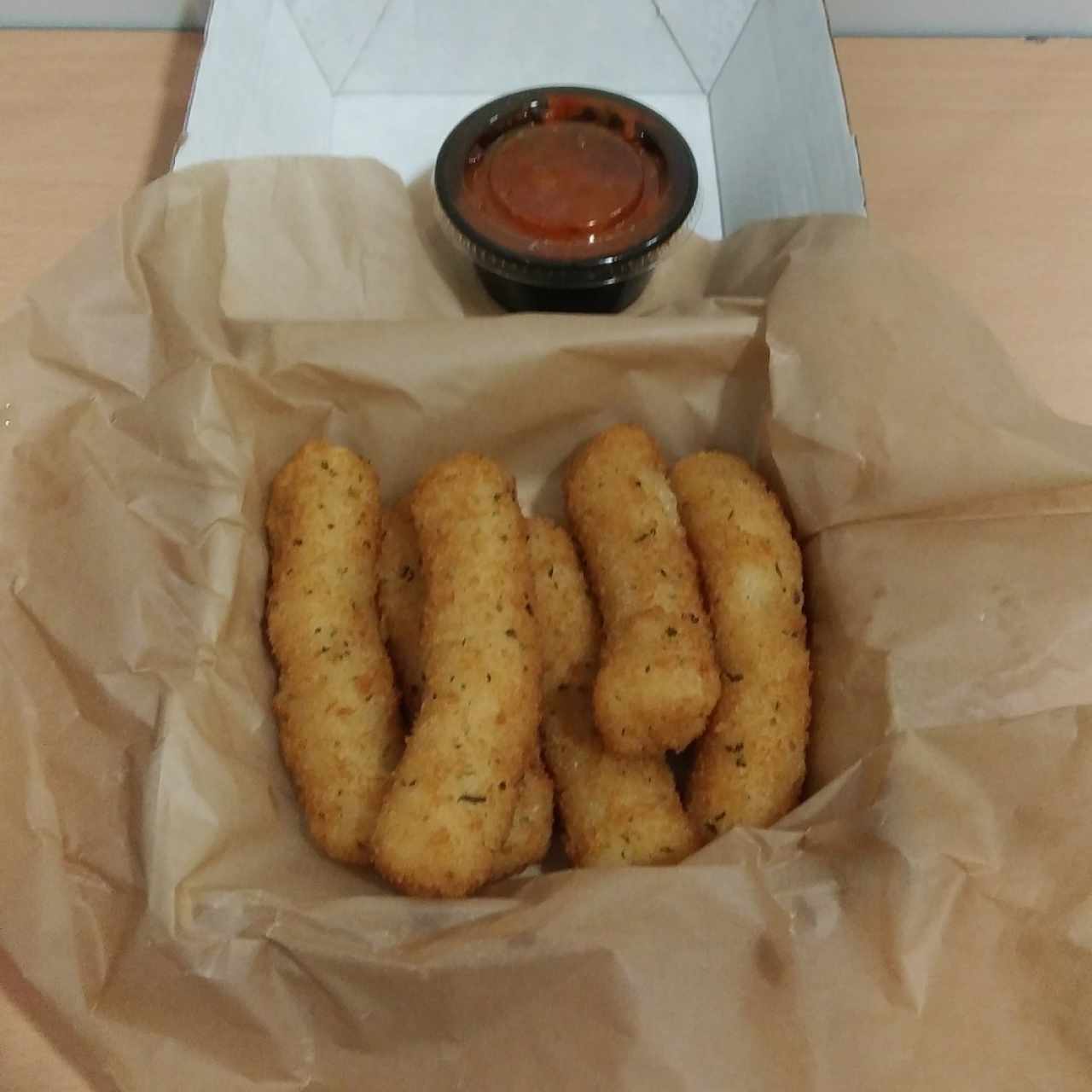 Mozzarella sticks con salsa marinara.