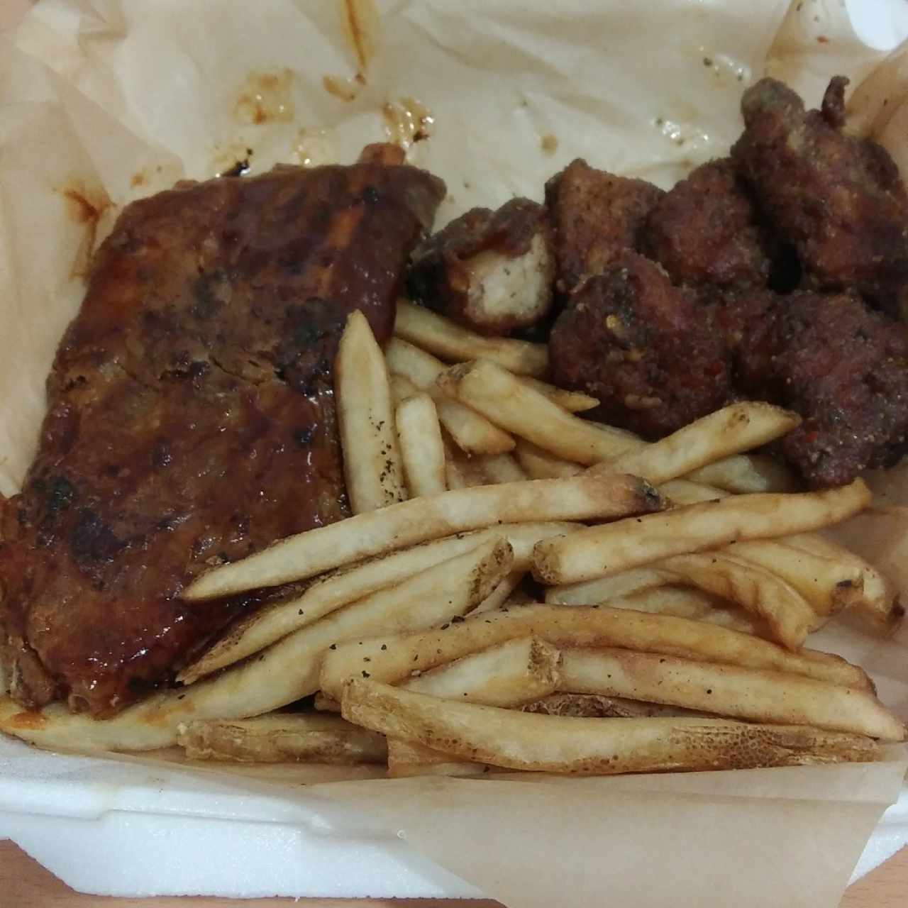 Ribs & Boneless Combo. Las boneless bañadas en salsa Parmesan Garlic.