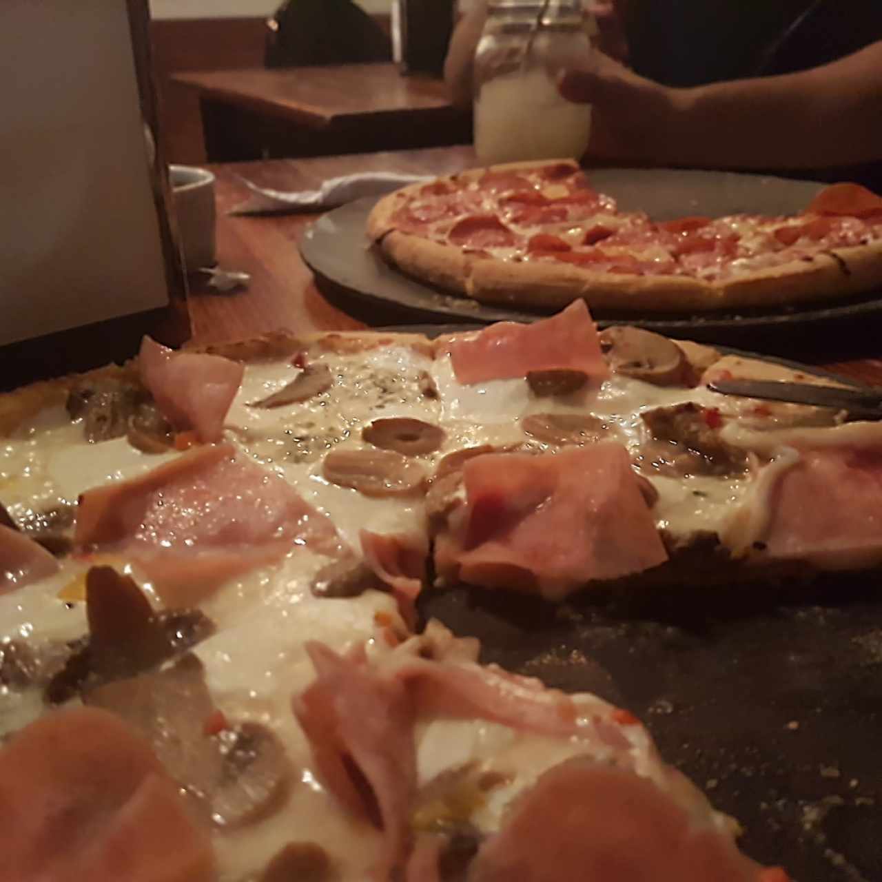 pepperoni, hongos, jamón, mucha buena Pizza. 