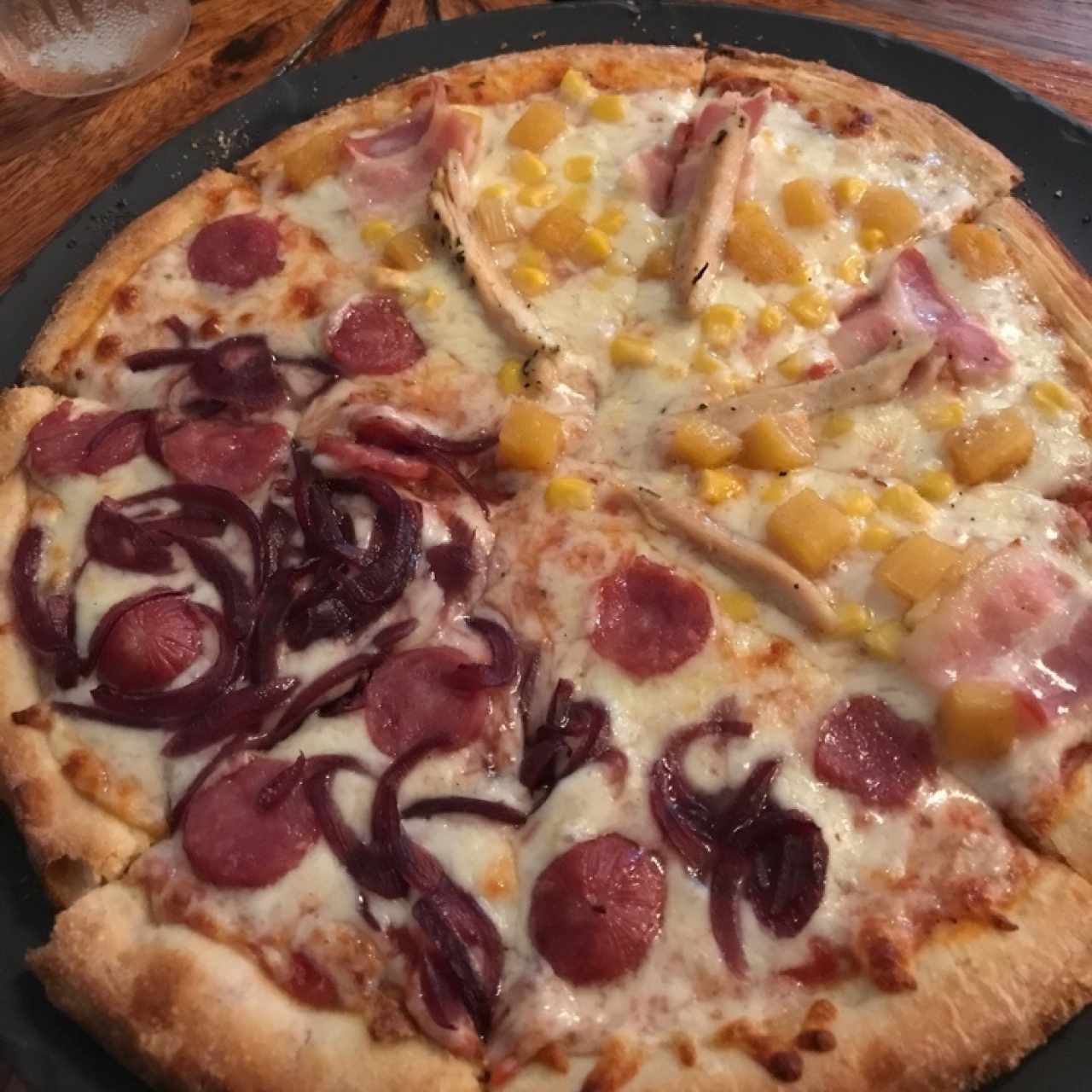 pizza hawaina y de chorizo con cebolla