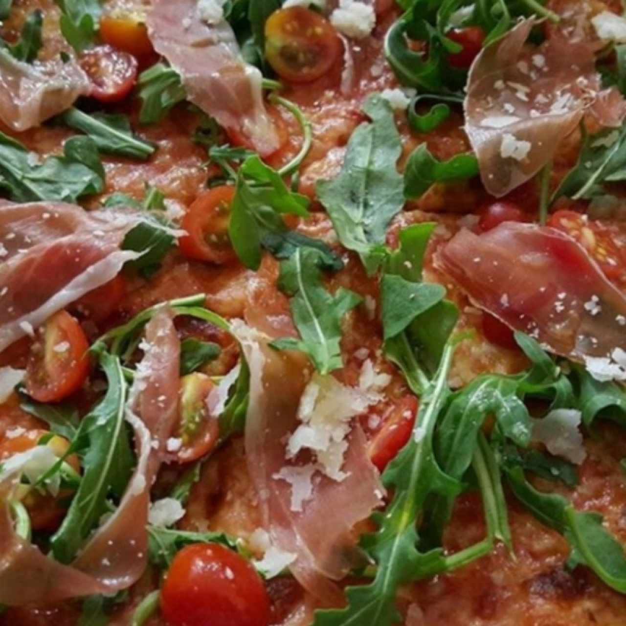 Pizza con Jamon Serrano, Rugula y Tomates Cherry.