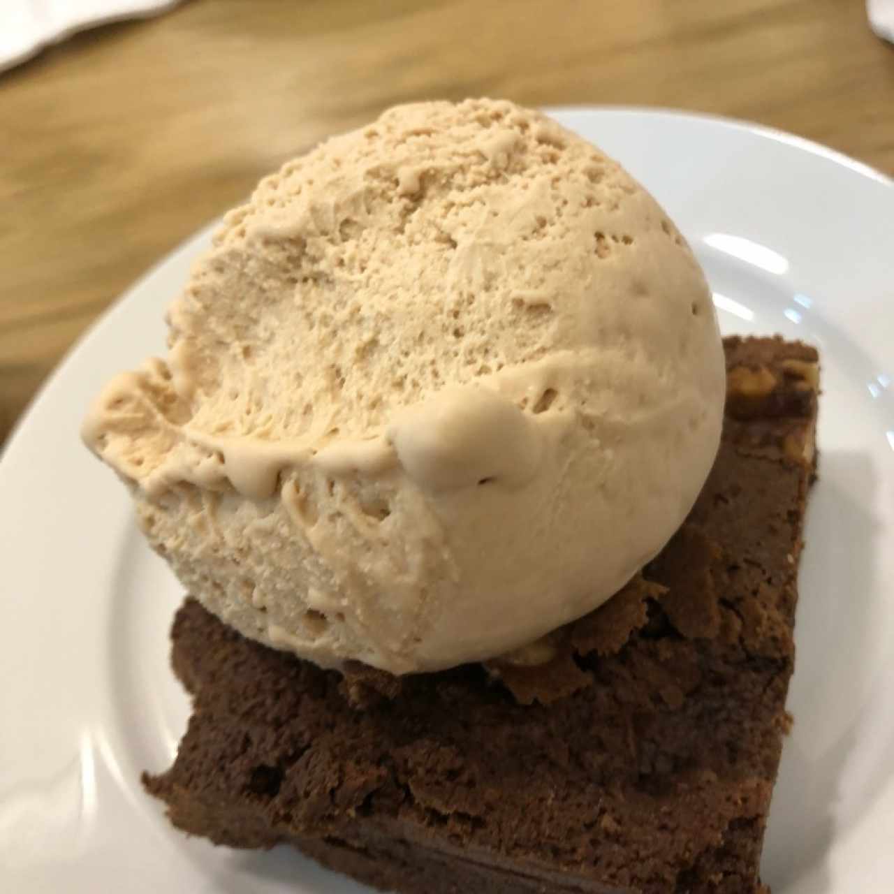 helado de avellana con brownie