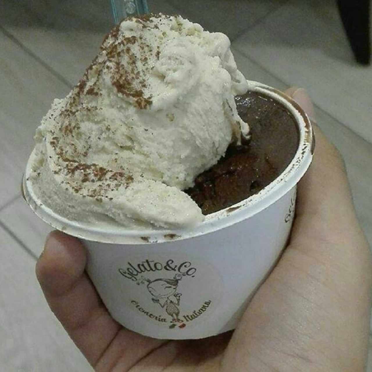 Helado Chocolate Oscuro + Helado Tiramisu