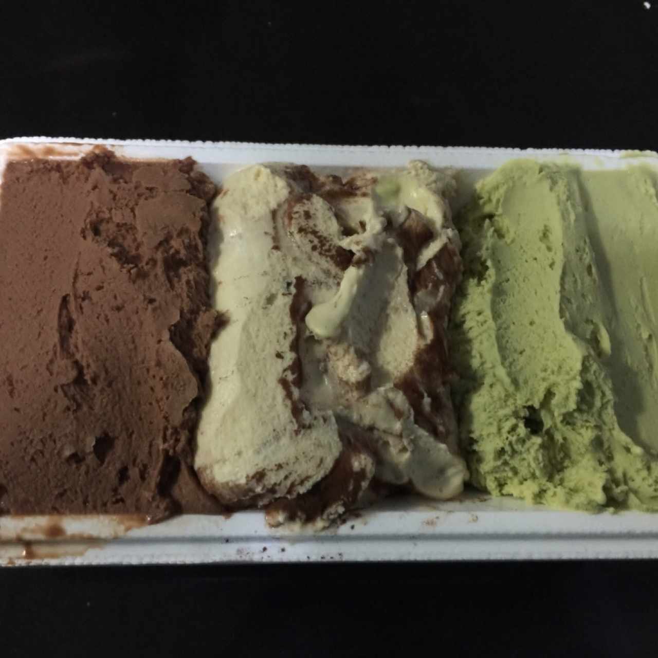 excelente gelato. pistacho, tiramisu y nutella