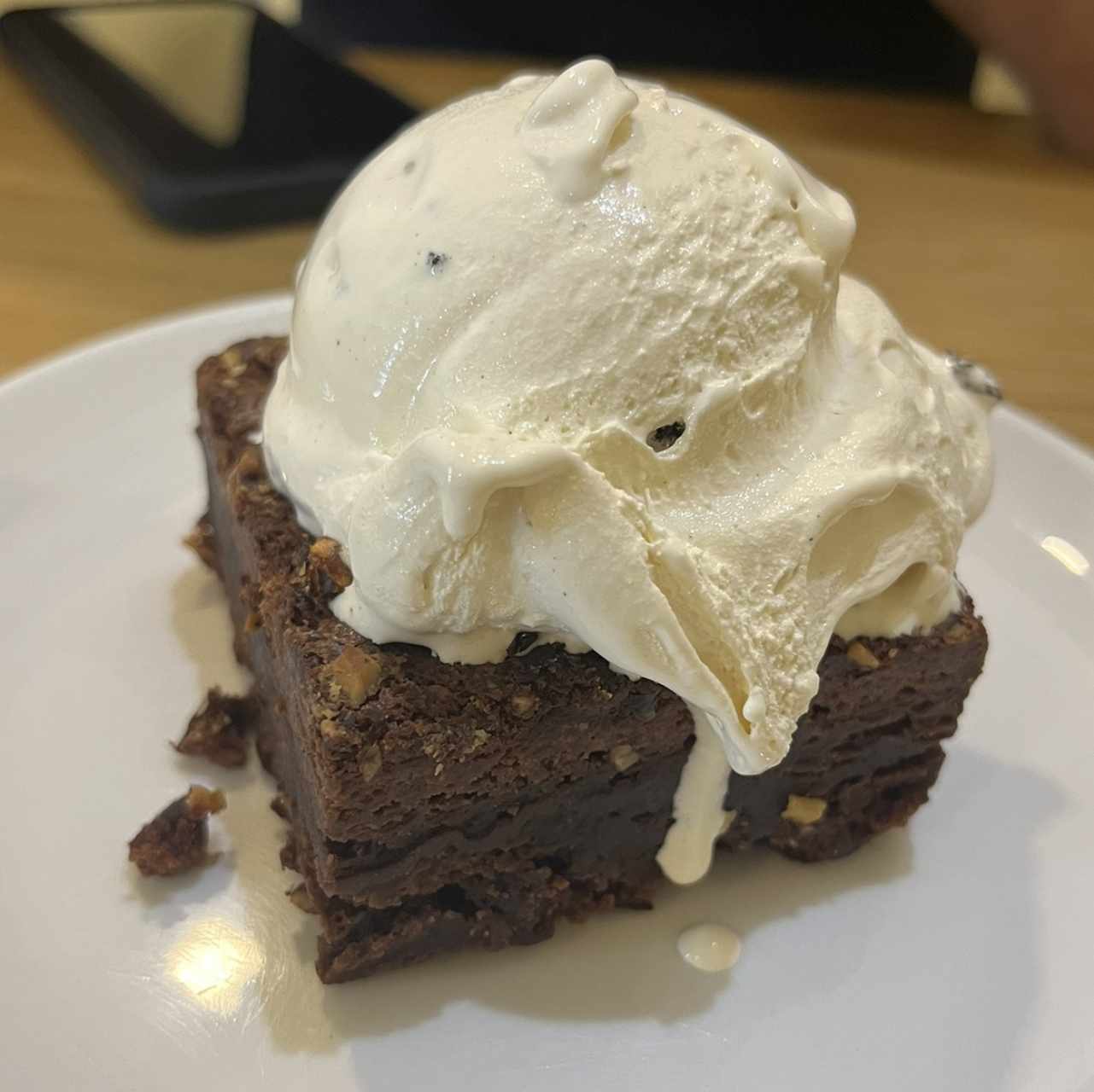 Brownie caliente con helado