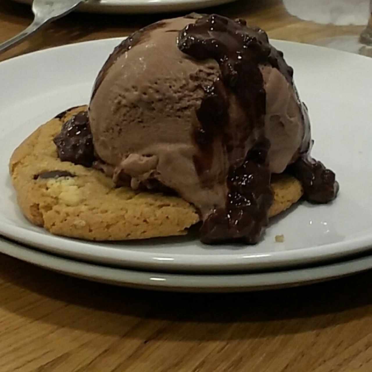 Helado Rocher sobre galleta