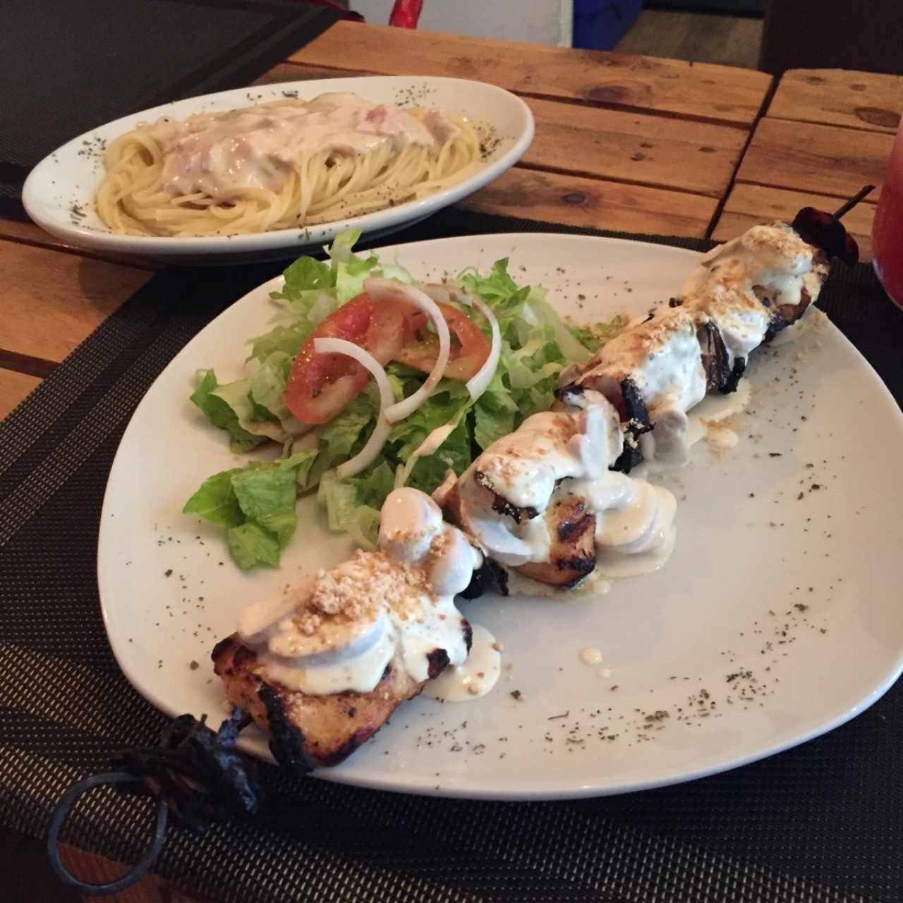 brocheta de pollo en salsa de hongos y parmesano