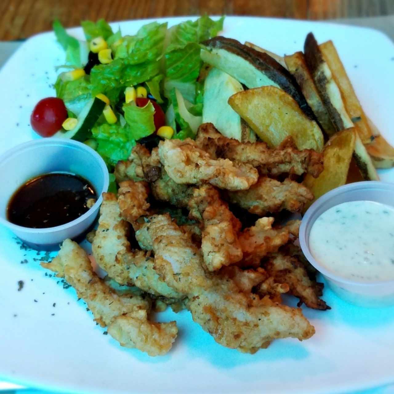 deditos de pesacado con papas horneadas y ensalada 