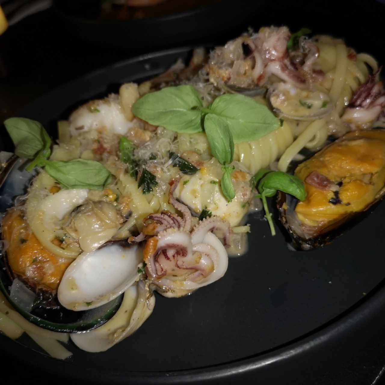 Linguini Salteado Frutti di Mare