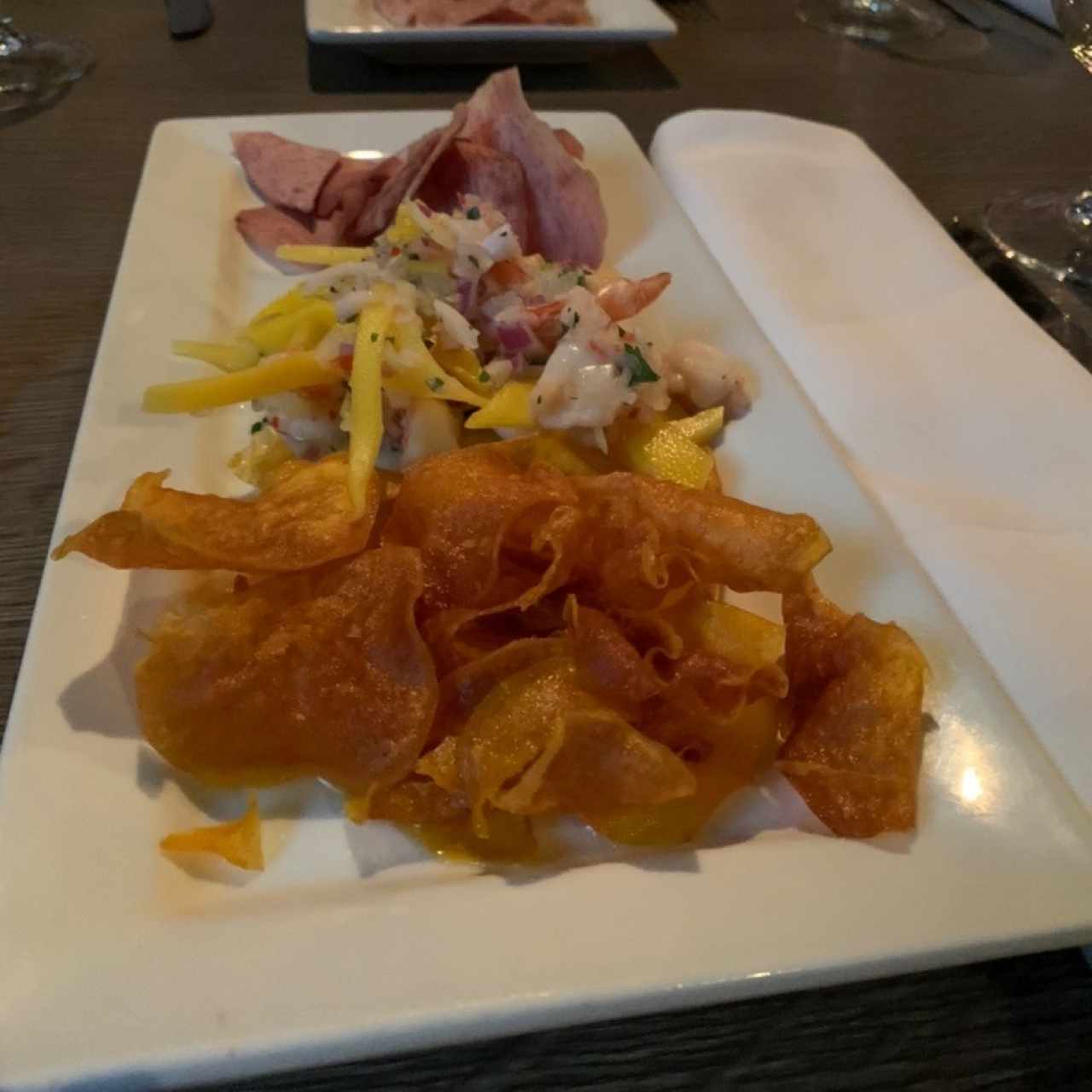 Ceviche de Langostinos Mango con tejas de Camote y Ńampy