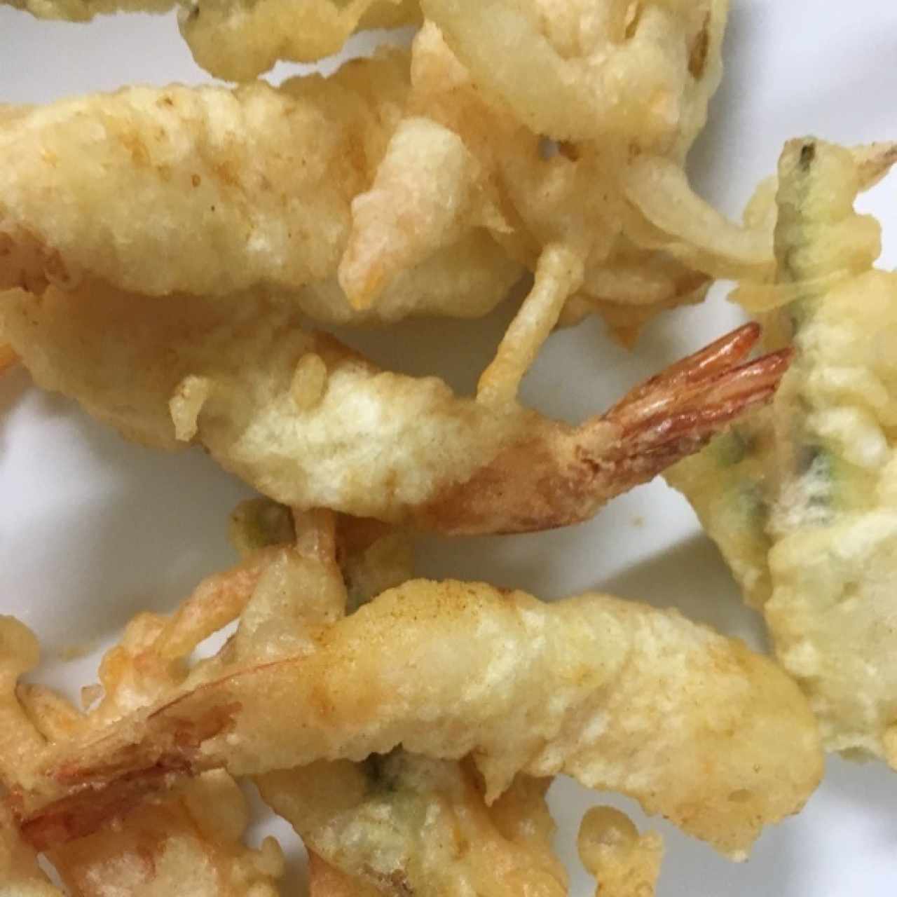 tempura de camarones y vegetales