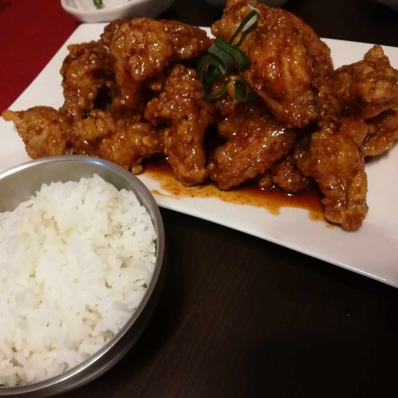 Alitas Picante y viene con un bowl de arroz