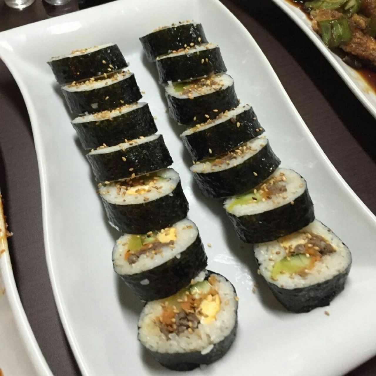 kimbap: carne, huevo, pepino, zanahoria.