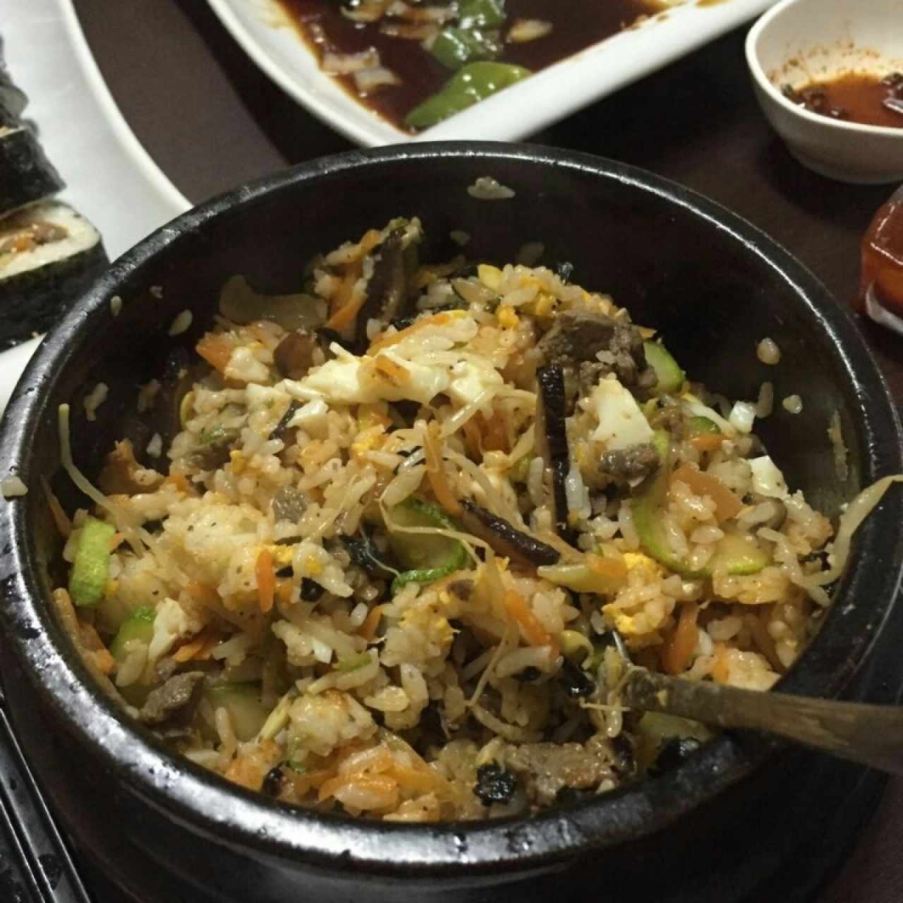 bibimbap: arroz blanco, algas, hongos, zanahoria, frijoles nacidos, pepino, huevo frito, se tiene que revolver con la salsita.