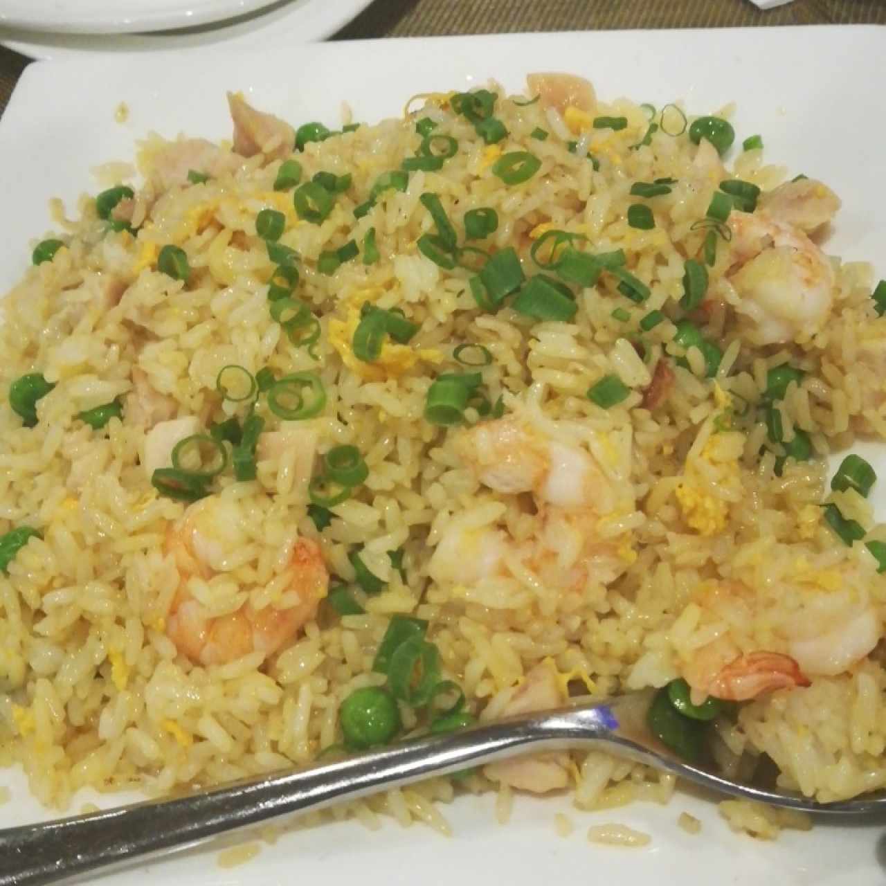 Arroz frito con pollo y camarones