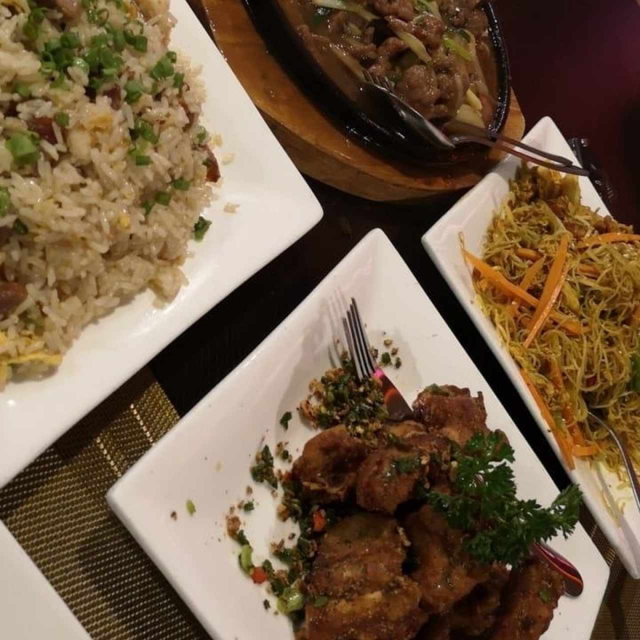 arroz cantones, fideos Singapur, filete a la plancha y costillas a la sal y pimienta