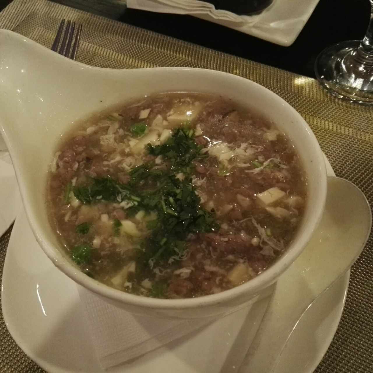 Sopa de tofu con carne