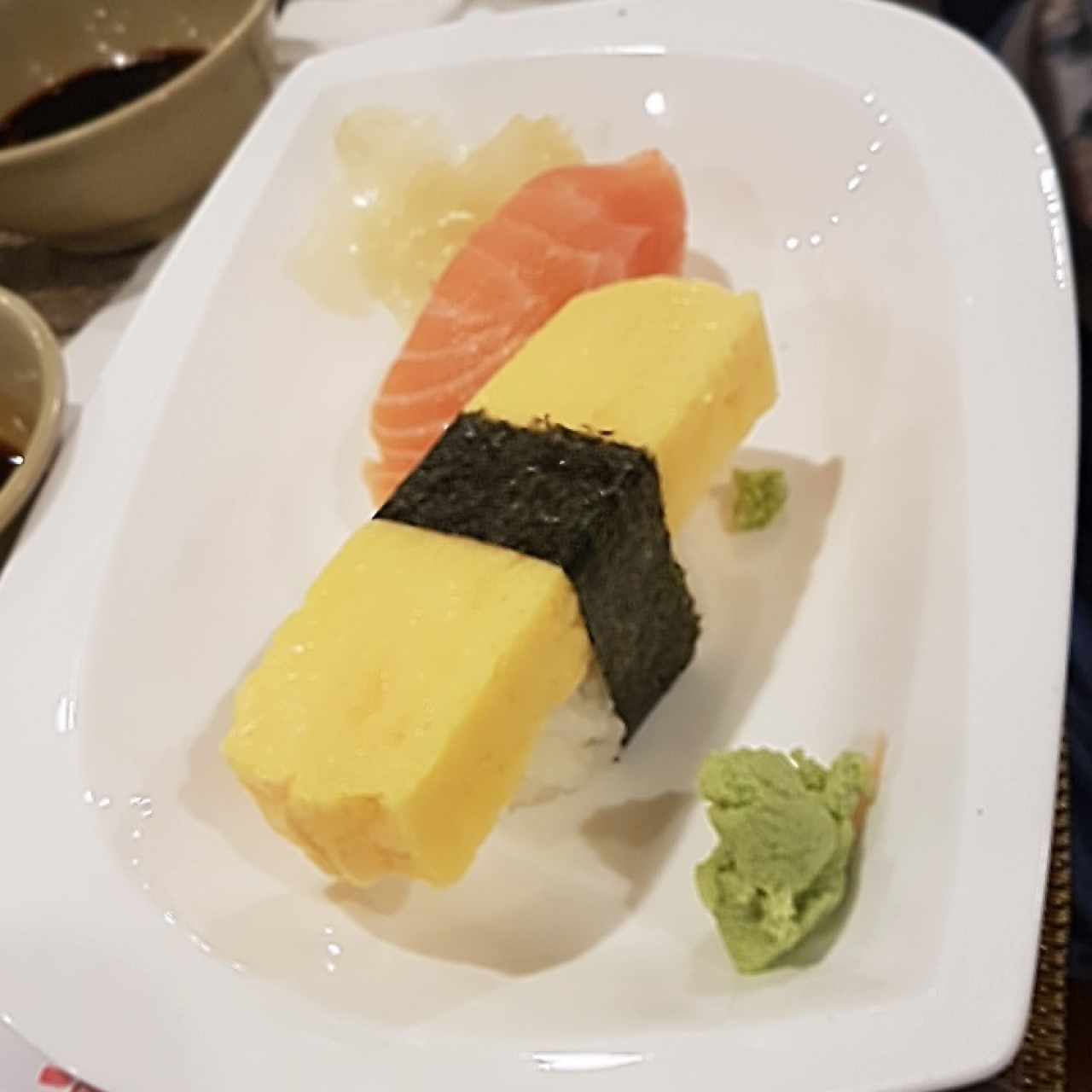 Nigiri de salmón y tamago