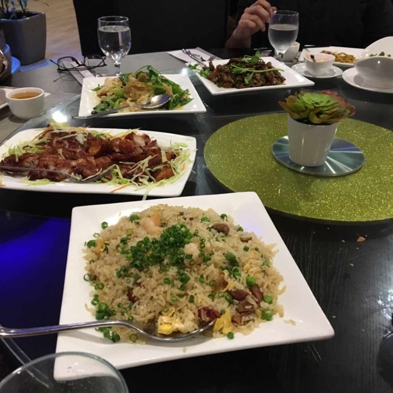 Fideos de Arroz cantones, puerco al carbon, carne a la pimienta