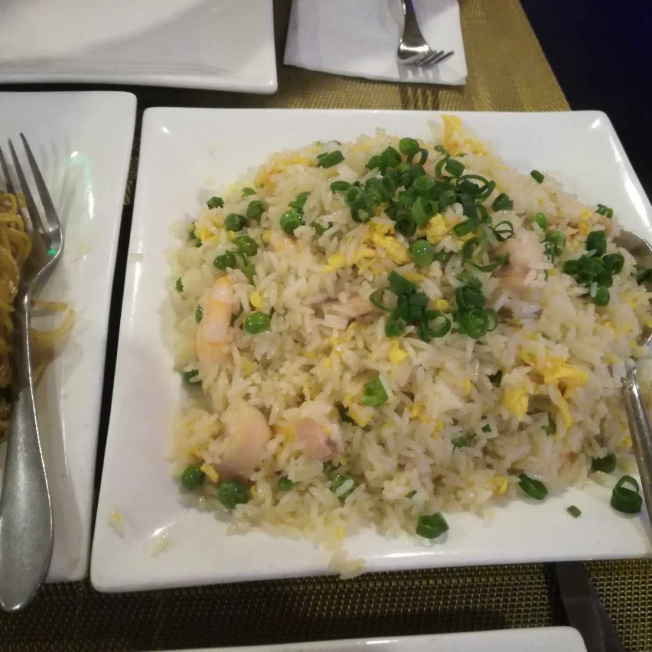 Arroz frito con pollo y camarones