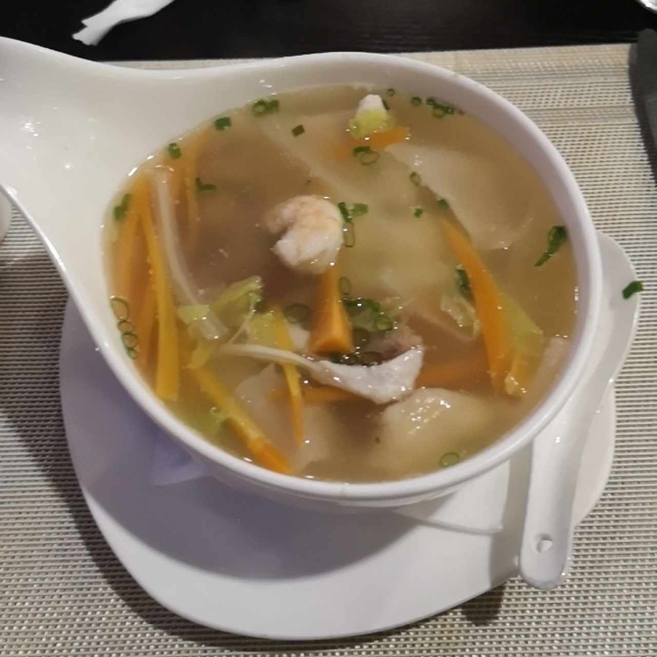 sopa de wanton relleno de Camarón 