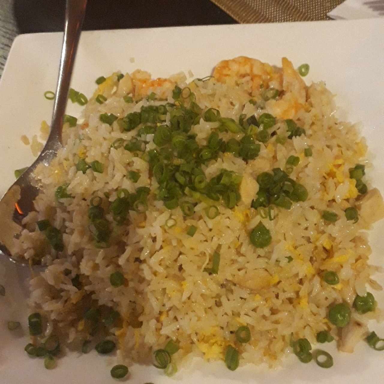 Arroz frito con pollo y camarones