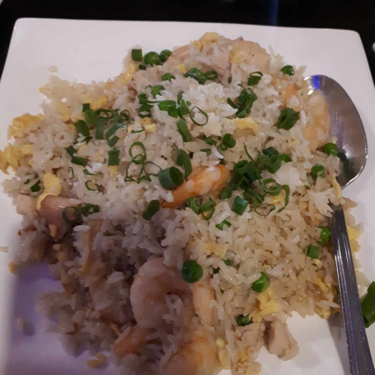 Arroz frito con pollo y camarones